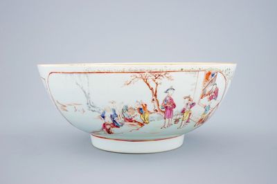 Een grote famille rose kom met mandarijns decor, Qianlong, 18e eeuw