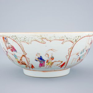 Een grote famille rose kom met mandarijns decor, Qianlong, 18e eeuw — foto 2