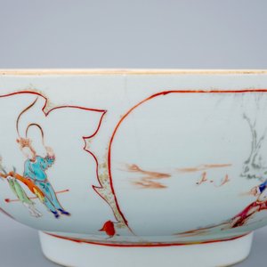 Een grote famille rose kom met mandarijns decor, Qianlong, 18e eeuw — foto 5