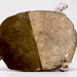 Een grote figuur in Frans aardewerk, zgn. faïence de l'Est, 18e eeuw — foto 7