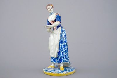 Een grote figuur van een dame in polychroom Delfts aardewerk, ca. 1800