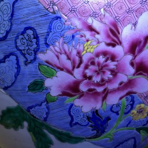 Een grote fijne Chinese famille rose dekselvaas, Yongzheng/Qianlong — foto 32