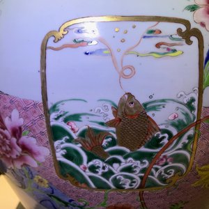Een grote fijne Chinese famille rose dekselvaas, Yongzheng/Qianlong — foto 33