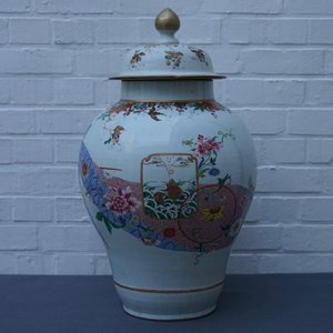Een grote fijne Chinese famille rose dekselvaas, Yongzheng/Qianlong — foto 36