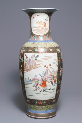 Een grote fijne Chinese famille rose vaas, 19e eeuw
