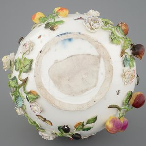 Een grote flesvormige vaas met naturalistisch reliëfdecor in de stijl van Meissen, 19/20e eeuw — foto 7