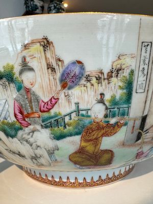 Een grote fraaie Chinese Canton famille rose kom met jongens en dames in een uitgebreid tuintafereel, Qianlong — foto 12