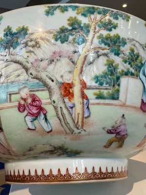 Een grote fraaie Chinese Canton famille rose kom met jongens en dames in een uitgebreid tuintafereel, Qianlong — foto 17