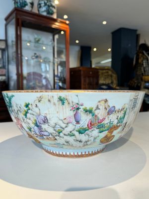 Een grote fraaie Chinese Canton famille rose kom met jongens en dames in een uitgebreid tuintafereel, Qianlong — foto 2