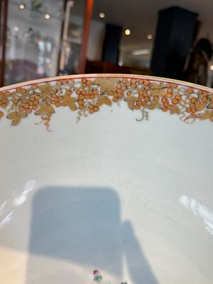 Een grote fraaie Chinese Canton famille rose kom met jongens en dames in een uitgebreid tuintafereel, Qianlong — foto 7