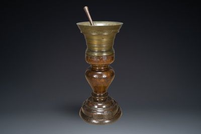 Een grote Franse bronzen vijzel met stamper op eikenhouten standaard, gedateerd 1631