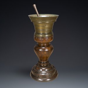Een grote Franse bronzen vijzel met stamper op eikenhouten standaard, gedateerd 1631 — foto 1