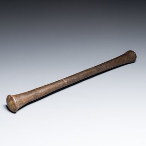 Een grote Franse bronzen vijzel met stamper op eikenhouten standaard, gedateerd 1631 — foto 11