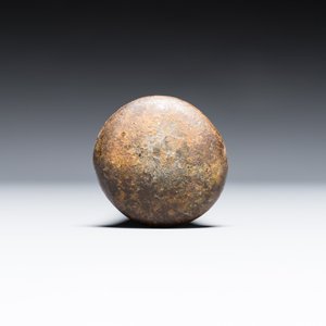 Een grote Franse bronzen vijzel met stamper op eikenhouten standaard, gedateerd 1631 — foto 15