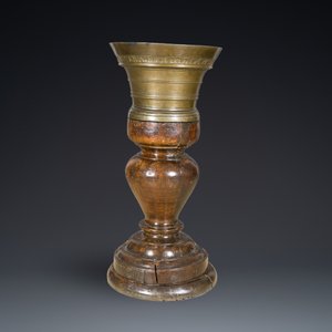 Een grote Franse bronzen vijzel met stamper op eikenhouten standaard, gedateerd 1631 — foto 5