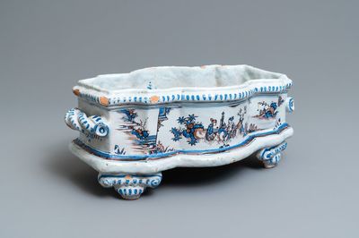 Een grote Franse faïence jardinière met chinoiserie in blauw-wit en mangaan, Nevers, 17e eeuw