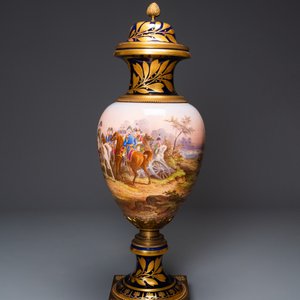 Een grote Franse Sèvres-stijl dekselvaas met vergulde bronzen montuur, gesign. Desprez, 19e eeuw — foto 2