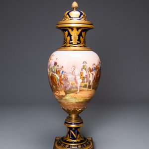 Een grote Franse Sèvres-stijl dekselvaas met vergulde bronzen montuur, gesign. Desprez, 19e eeuw — foto 5