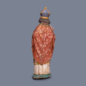 Een grote gepolychromeerde eikenhouten figuur van een bisschop, 16e eeuw — foto 2