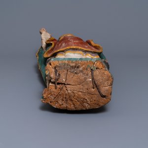 Een grote gepolychromeerde eikenhouten figuur van een bisschop, 16e eeuw — foto 5