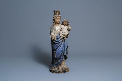 Een grote gepolychromeerde eikenhouten figuur van een Madonna met kind, 17e eeuw