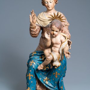 Een grote gepolychromeerde houten figuur van een Madonna met kind, 17e eeuw — foto 2