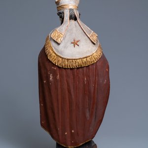 Een grote gepolychromeerde houten figuur van Sint-Amand, 17e eeuw — foto 4