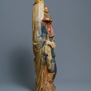Een grote gepolychromeerde kalkstenen figuur van een Madonna met kind, Champagne- of Lorrainestreek, Frankrijk, 2e helft 14e eeuw — foto 6