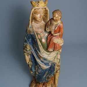 Een grote gepolychromeerde kalkstenen figuur van een Madonna met kind, Champagne- of Lorrainestreek, Frankrijk, 2e helft 14e eeuw — foto 7