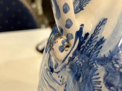 Een grote getorste blauw-witte Delftse kan met tinnen deksel, 17e eeuw — foto 3
