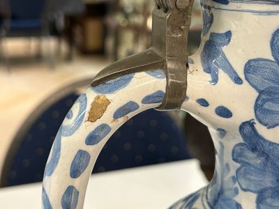 Een grote getorste blauw-witte Delftse kan met tinnen deksel, 17e eeuw — foto 4
