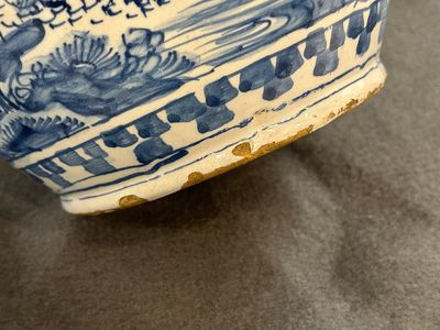 Een grote getorste blauw-witte Delftse kan met tinnen deksel, 17e eeuw — foto 5
