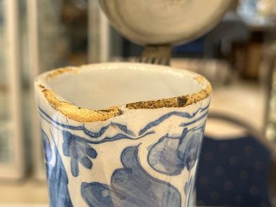 Een grote getorste blauw-witte Delftse kan met tinnen deksel, 17e eeuw — foto 8