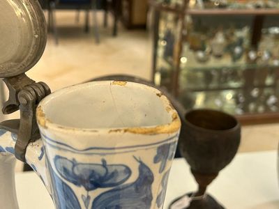 Een grote getorste blauw-witte Delftse kan met tinnen deksel, 17e eeuw — foto 9