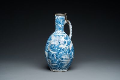 Een grote getorste blauw-witte Delftse kan met tinnen deksel, 17e eeuw