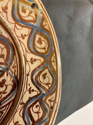 Een grote Hispano-Moreske schotel met lusterglazuur met ornamentaal decor, Spanje, 16e eeuw — foto 1