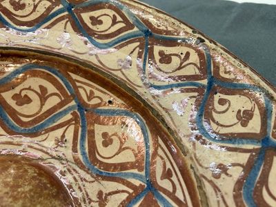 Een grote Hispano-Moreske schotel met lusterglazuur met ornamentaal decor, Spanje, 16e eeuw — foto 4