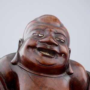 Een grote houten Boeddha op gestoken sokkel, China, 19e eeuw — foto 9