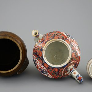 Een grote Imari theepot en een bronzen vaasje met vogels, Japan, Meiji, 19e eeuw — foto 6