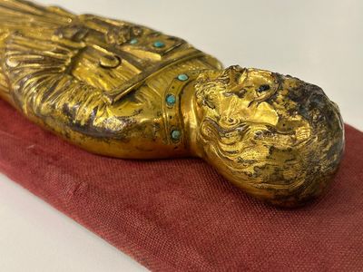 Een grote ingelegde vergulde koperen Sint-Antonius appliek, Limoges, Frankrijk, 13e eeuw of later — foto 12