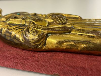 Een grote ingelegde vergulde koperen Sint-Antonius appliek, Limoges, Frankrijk, 13e eeuw of later — foto 5