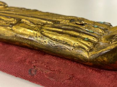 Een grote ingelegde vergulde koperen Sint-Antonius appliek, Limoges, Frankrijk, 13e eeuw of later — foto 6