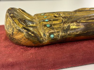 Een grote ingelegde vergulde koperen Sint-Antonius appliek, Limoges, Frankrijk, 13e eeuw of later — foto 9