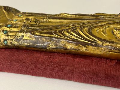 Een grote ingelegde vergulde koperen Sint-Antonius appliek, Limoges, Frankrijk, 13e eeuw of later — foto 10
