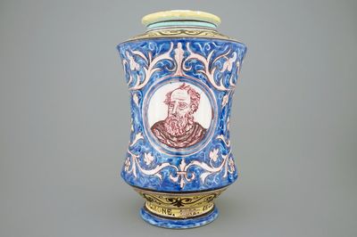 Een grote Italiaanse albarello, gedateerd en gesigneerd, Caltagirone 1882