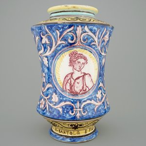 Een grote Italiaanse albarello, gedateerd en gesigneerd, Caltagirone 1882 — foto 3