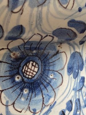 Een grote Italiaanse blauw-witte en mangane albarello of apothekerspot met opschrift Charitas, wellicht Savona, gedateerd 1767 — foto 13