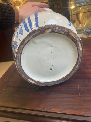 Een grote Italiaanse blauw-witte en mangane albarello of apothekerspot met opschrift Charitas, wellicht Savona, gedateerd 1767 — foto 8