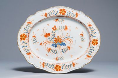 Een grote Italiaanse faïence Imari-stijl schotel, Faenza, atelier Ferniani, 18e eeuw