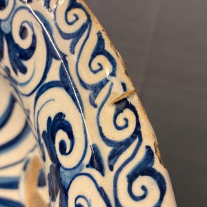 Een grote Italiaanse majolica kom met Amor, Montelupo of Caffagiolo, 1e helft 16e eeuw — foto 10